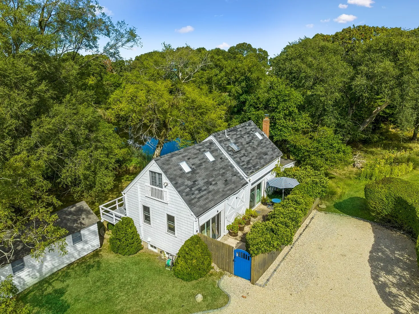 Renovated Carriage House On Pond With Shared Tennis Court! — Photo 1