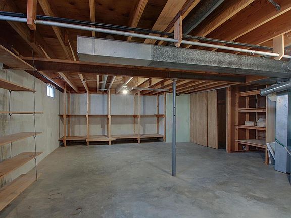 3rd image of 401 Poinsettia Dr