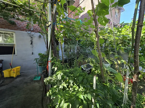 30-81 46th St #1R, Astoria, NY 11103
