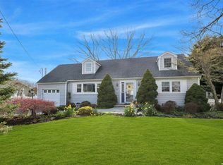 6 Palmer Dr, Sayville, NY 11782
