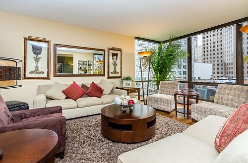3rd image of 100 E Bellevue Pl APT 6B