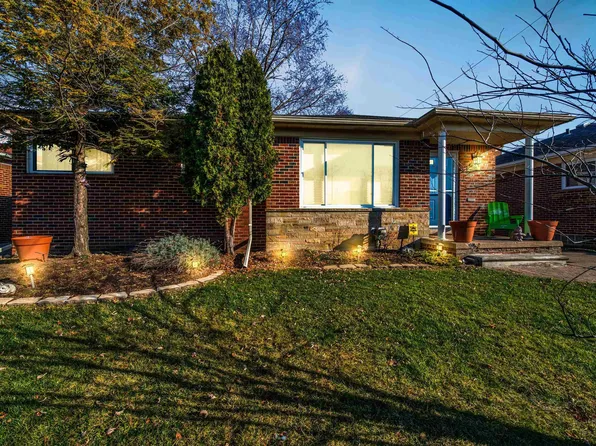 26106 Harmon St, Saint Clair Shores, MI 48081