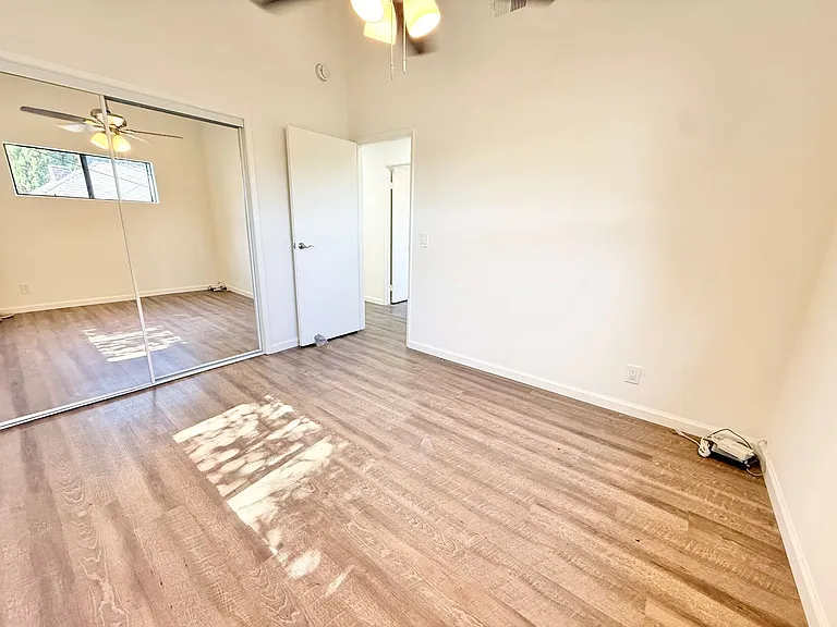 385 Loma — Photo 14