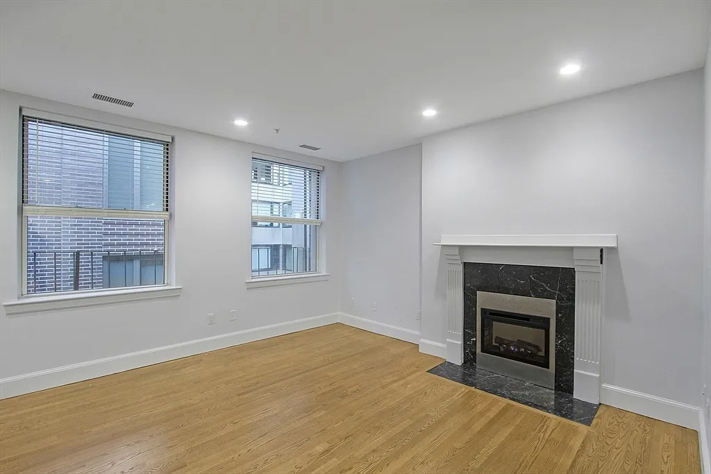 Building Photo - 140 Boylston St #2