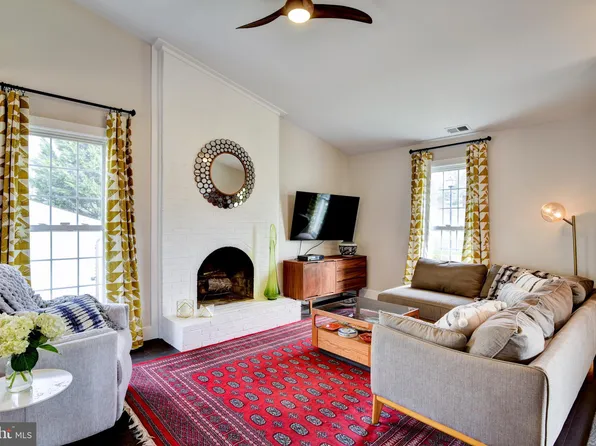 12802 Scranton Ct, Herndon, VA 20170