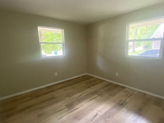3rd image of 9862 Ellis Dr