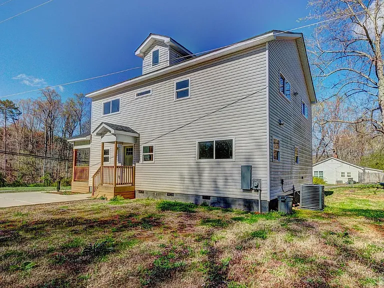 902 N Mountain St — Photo 3