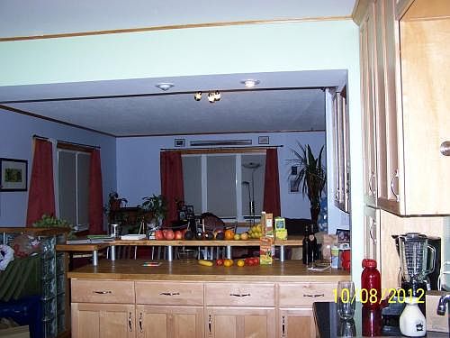 Eat in counter in kitchen