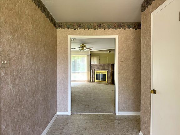 3rd image of 2117 Woodridge Dr