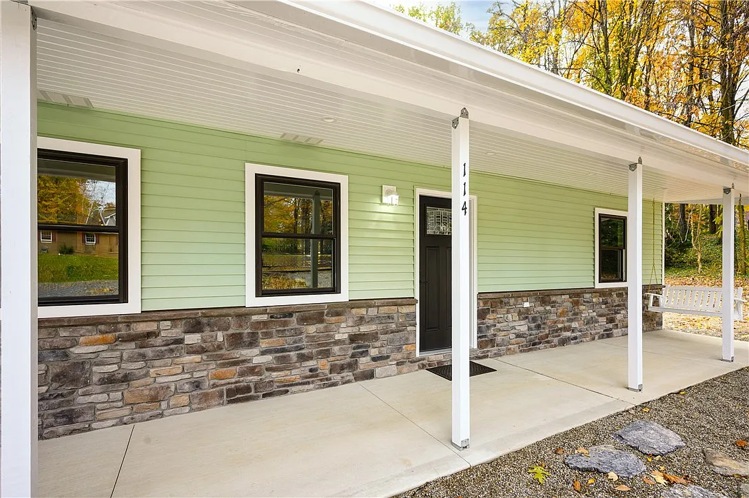 114 Wood St N photo 1