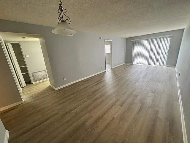 Devon Manor Apartments — Photo 28
