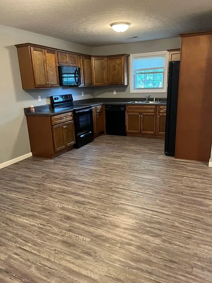 3 bed, 1300 sqft, $1,300 — Photo 2