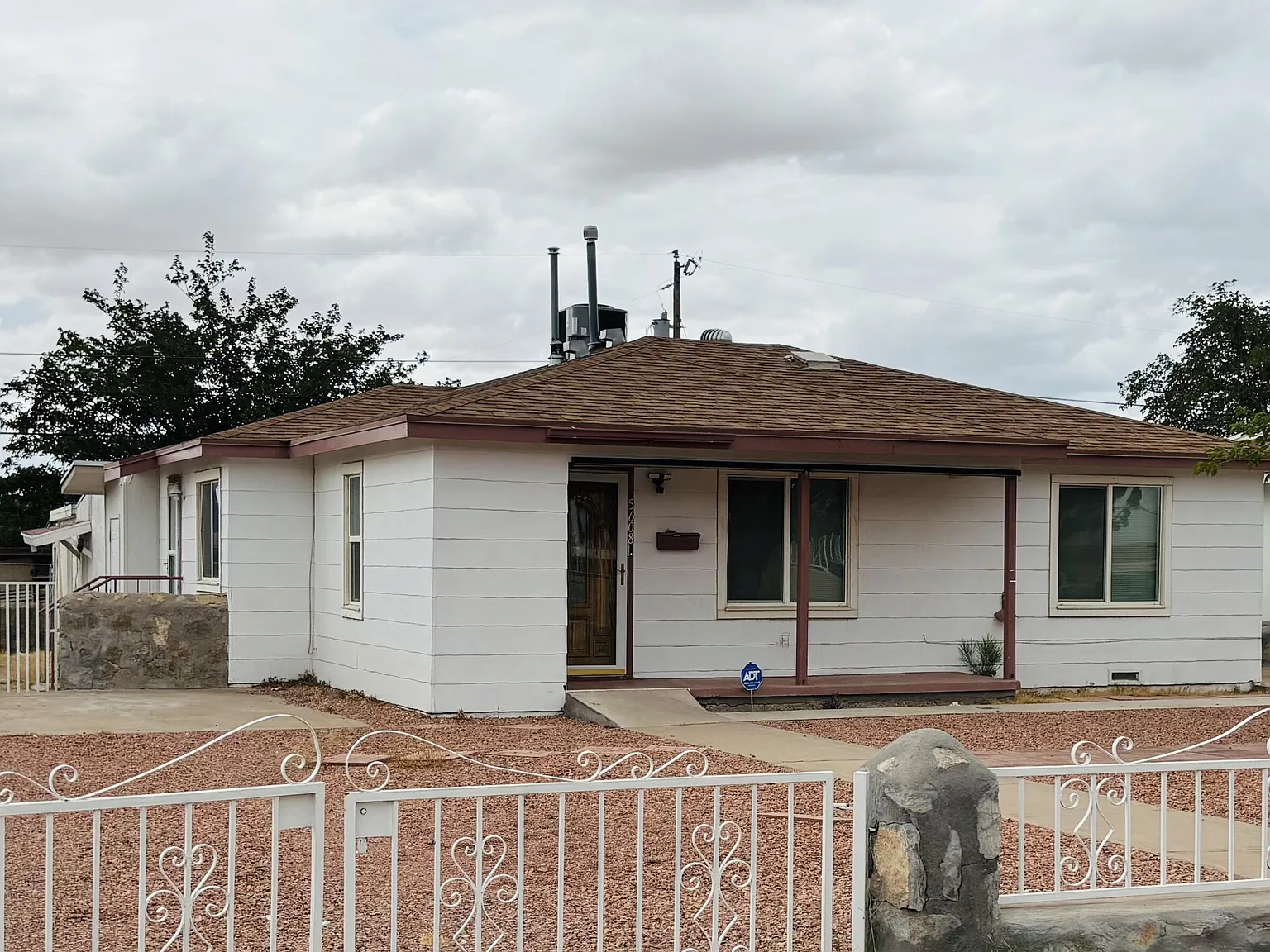 3 bed, 2.0 bath, 1016 sqft, $1,800 — Photo 1