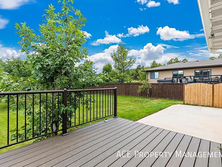 8563 Stables Dr — Photo 18