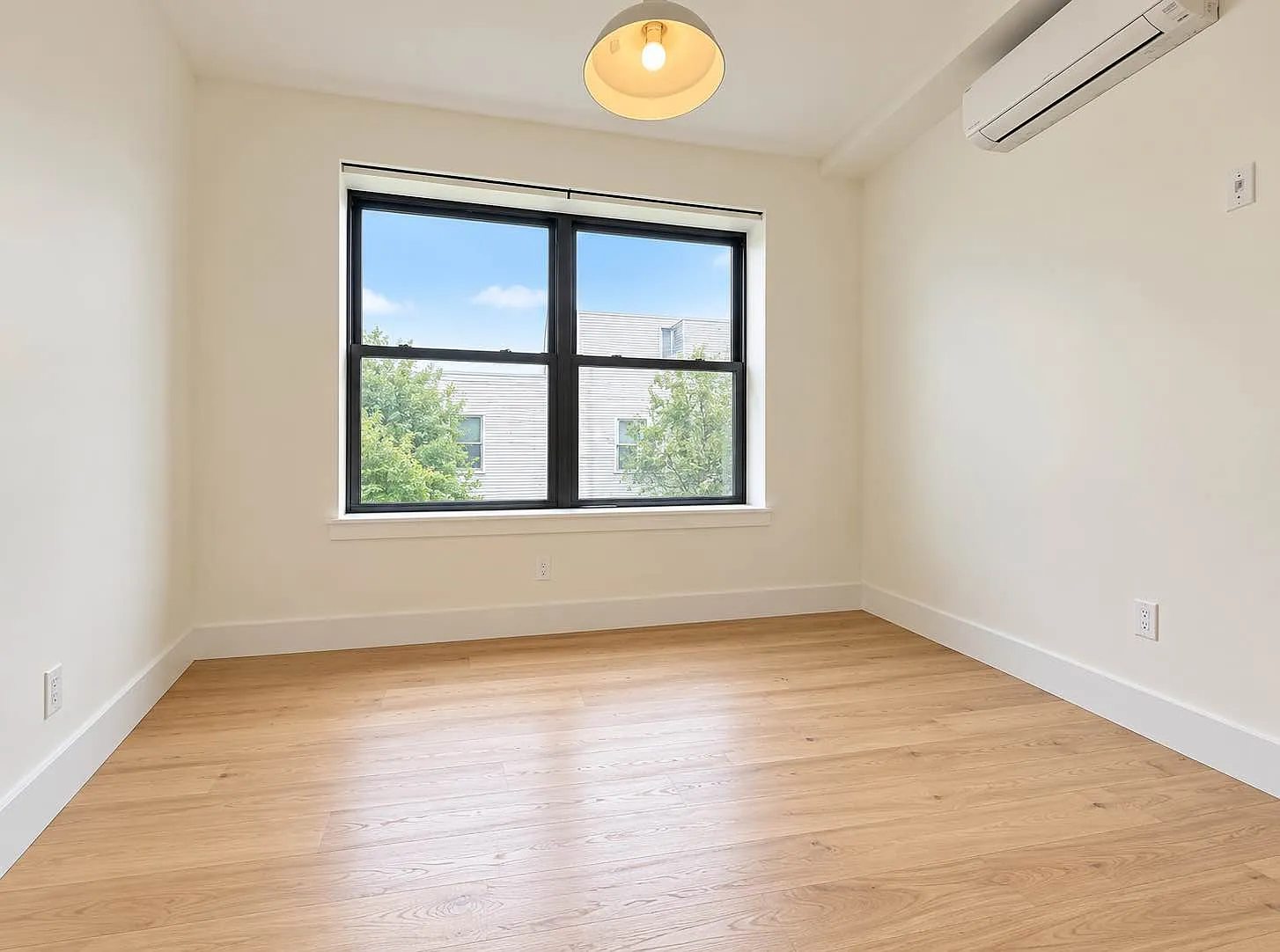 1513 Gates Avenue — Photo 2