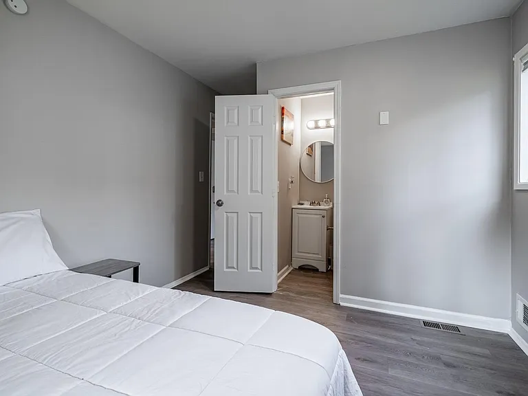 Pineglen Dr — Photo 1