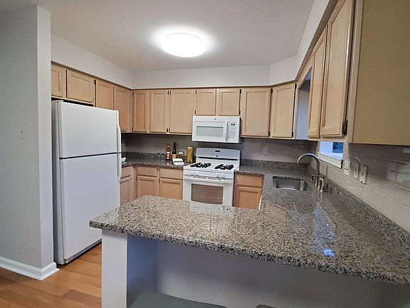Kitchen and Breakfast Bar