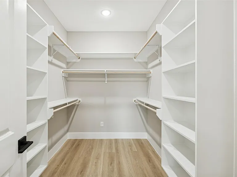 2618 Martinas Ct — Photo 12