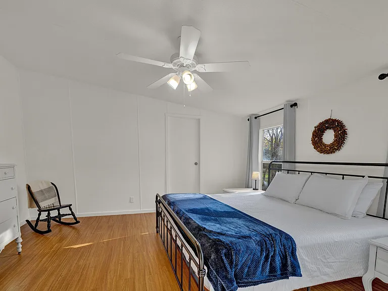 all bedrooms have roku smart TVs