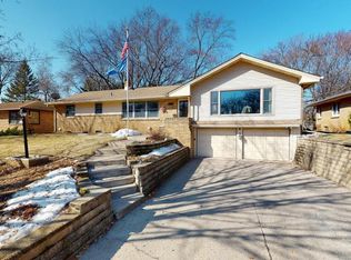 2535 Bittersweet Ln, Saint Paul, MN 55109