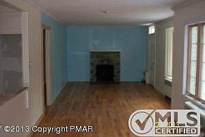 Living room w/Fireplace