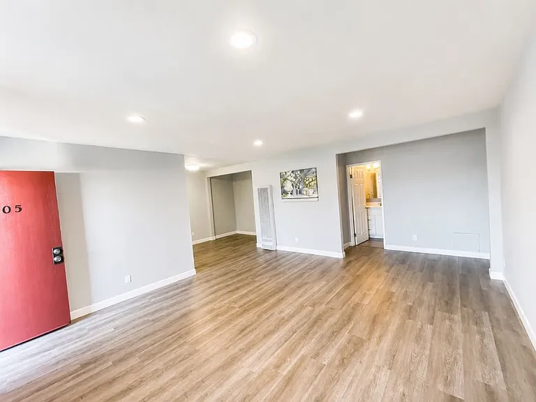 8800 Cedros Ave — Photo 7