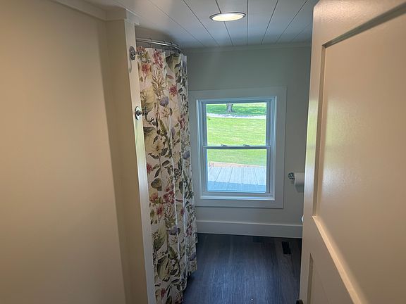 Second Floor Bathroom with Shower/Tub