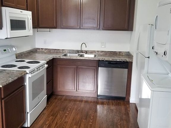 3rd image of 1025 Oak St APT 7