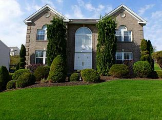 135 Shelbourne Dr, Coraopolis, PA
