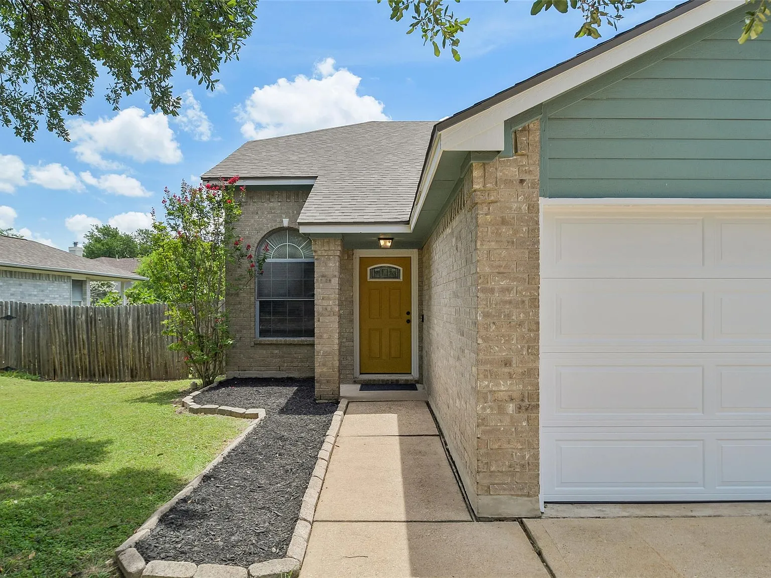 3 bed, 2.5 bath, 1444 sqft, $2,100 — Photo 3