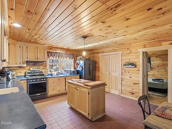 19th image of 992 Winterdale Rd