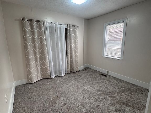 5th image of 908 E Myrtle Ave