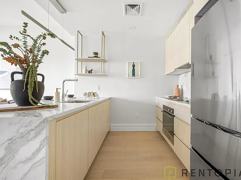 960 Franklin Ave #354 — Photo 4