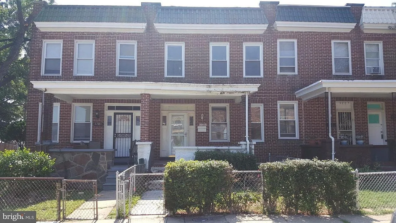 Spacious 3 BD / 3 BA Townhouse in Baltimore | Ideal Layout & Commuter Location! — Photo 2