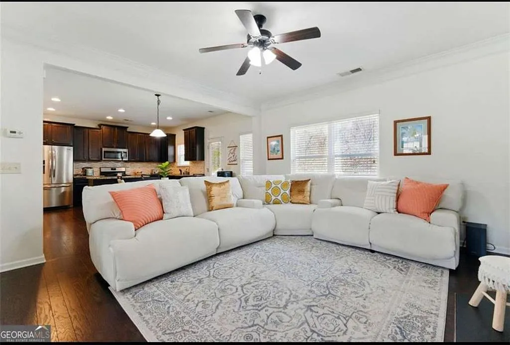 4 bed, 2.5 bath, 2102 sqft, $2,500 — Photo 3