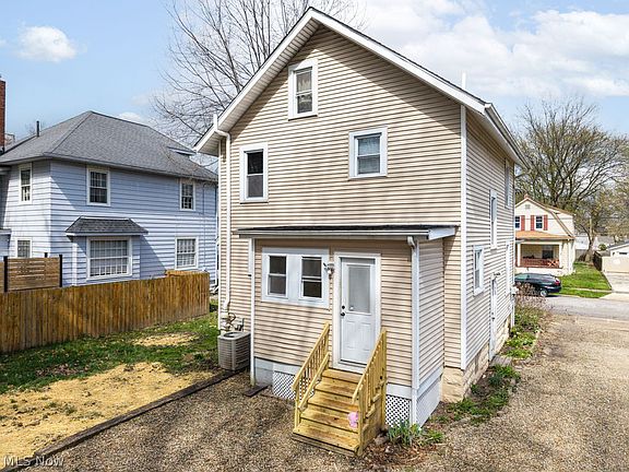 2nd image of 2552 Maplewood St