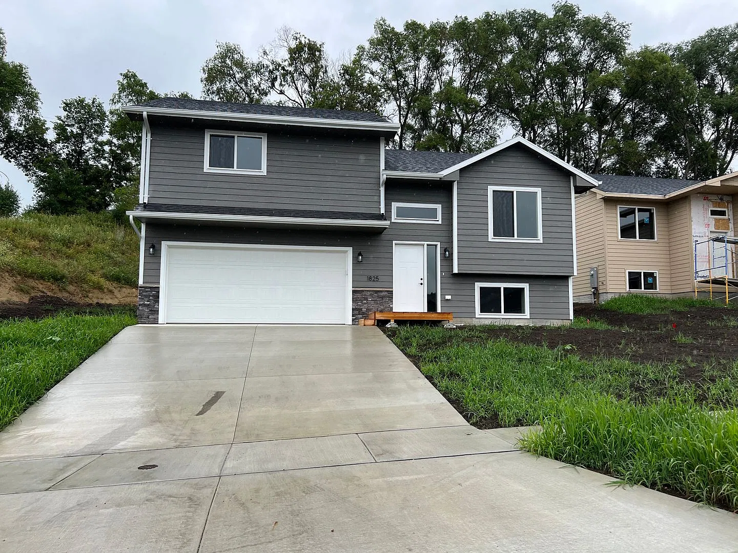 4 Bed 2 Bath Split Foyer Home for Rent in Sioux Falls, SD 1825 E Tracy Ln, Sioux Falls, SD 57103 ... — Photo 1
