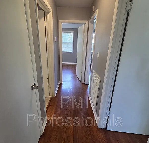 218 Walcott Dr — Photo 7