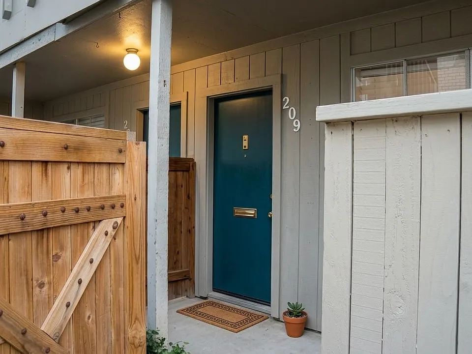3919 Fairmont Pkwy #209