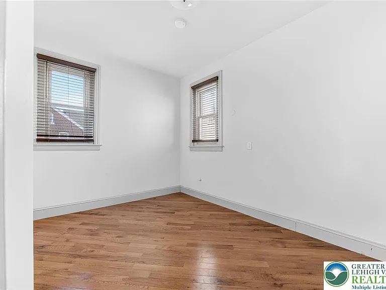 401 W Broad St — Photo 25