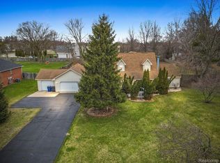 37786 Oakwood Meadows Dr, Westland, MI 48185