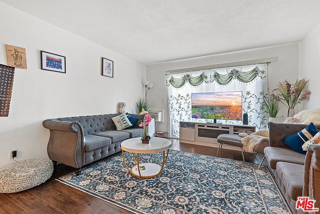 2 bed, 2.0 bath, 987 sqft, $2,500 — Photo 3