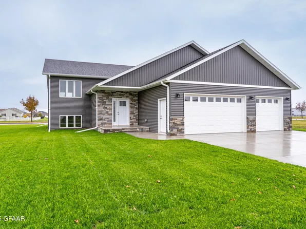 3975 Diamond Dr, Grand Forks, ND 58201
