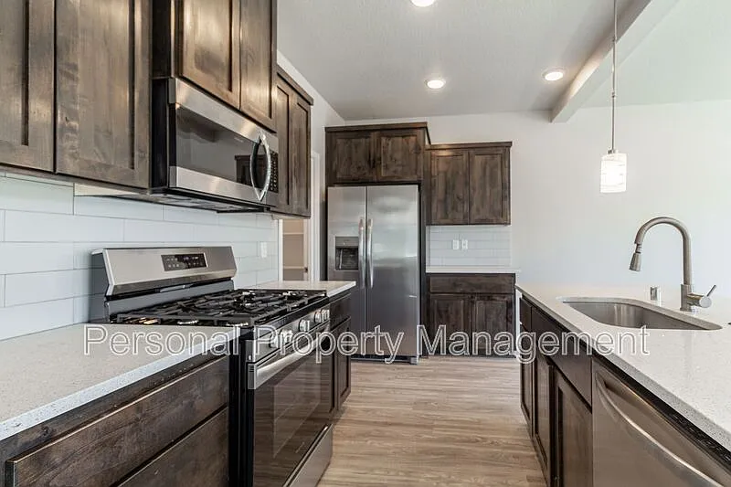 3 bed, 2.5 bath, 1647 sqft, $2,395 — Photo 4