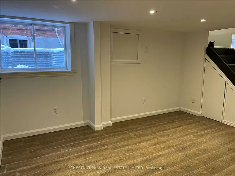 24 Strathgowan Ave #LOWER — Photo 12