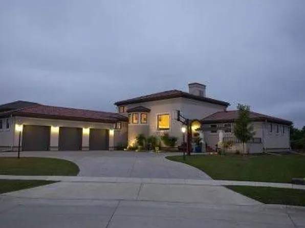 200 Pebble Creek Dr, Mason City, IA 50401