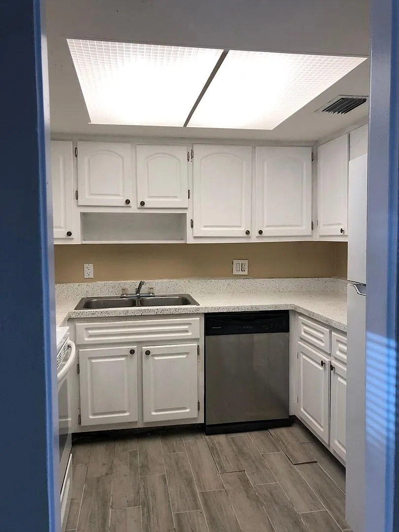 Nice Unit For Rent 2/2 Excellent Location!! — Photo 4