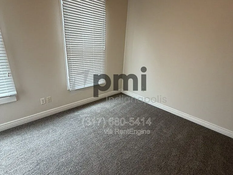 233 N East St — Photo 33