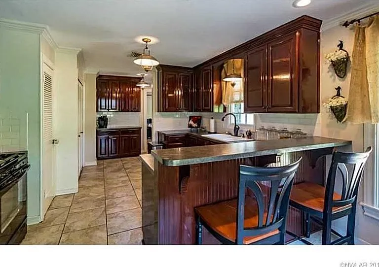 3624 Gilbert Dr — Photo 5
