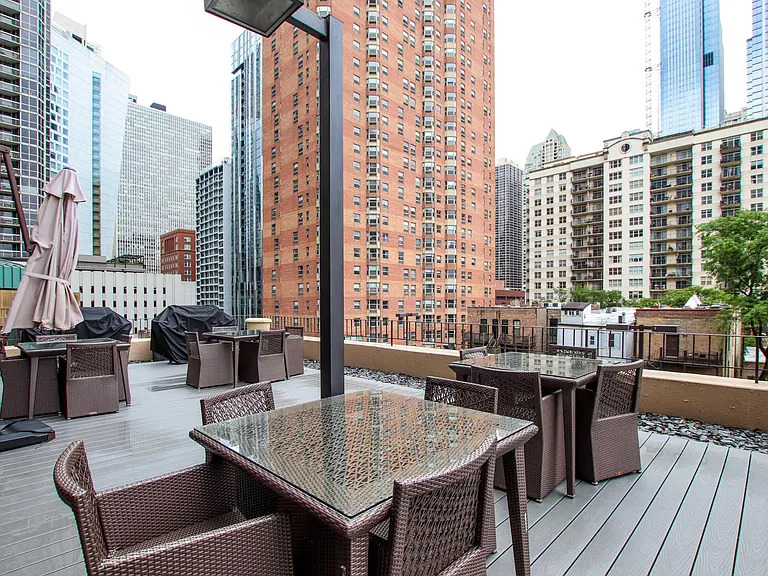 33 W Delaware Pl #19A — Photo 20